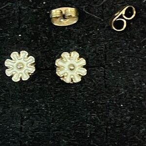 guc Gold and Cream Flower Stud Earrings
